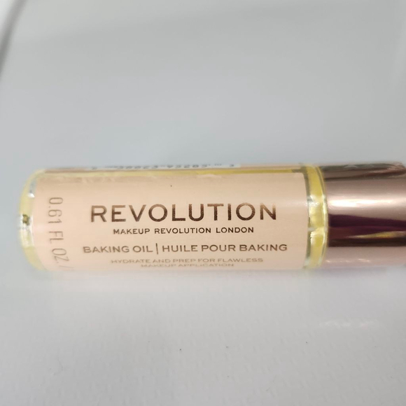 Makeup Revolution Baking Oil Makeup Primer - Picture 2 of 3